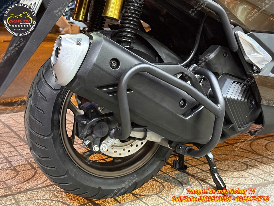 Khung chống đổ pô PCX 160 bao quanh bảo vệ pô xe, tăng thêm vẻ cứng cáp cho xe