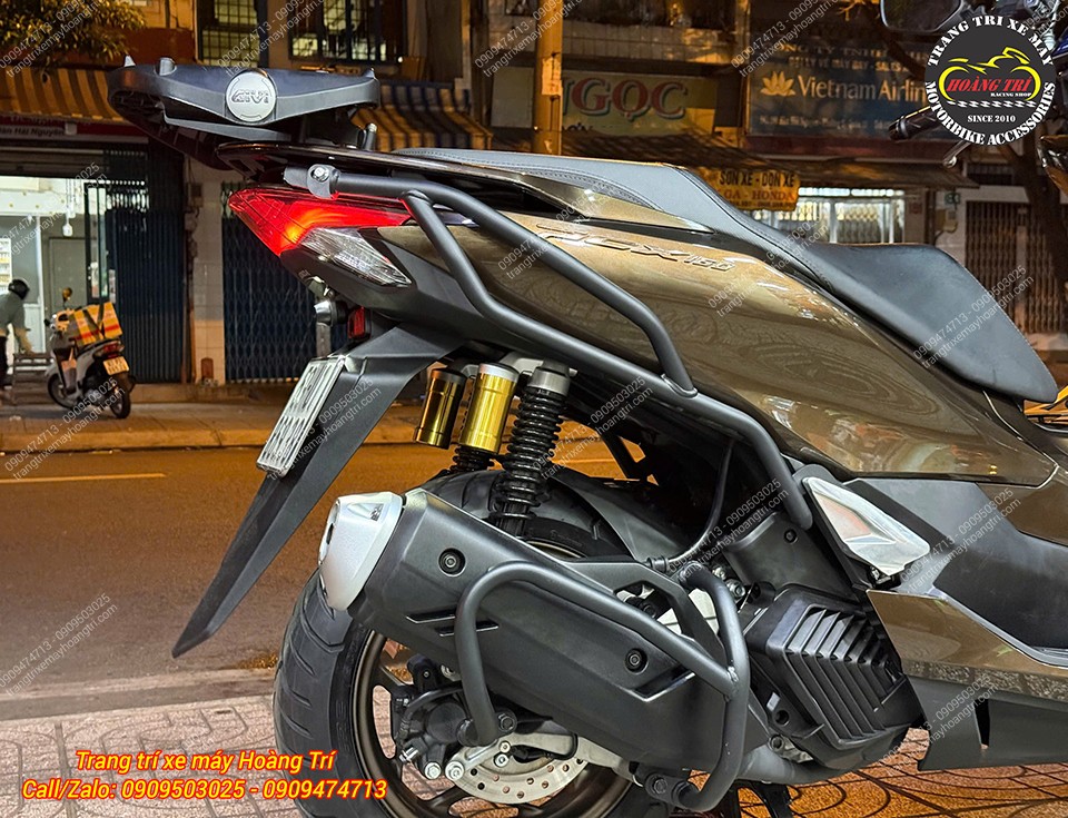 Khung bảo vệ sau PCX 160 kết hợp bảo vệ pô, mang đến sự đồng bộ cho xe