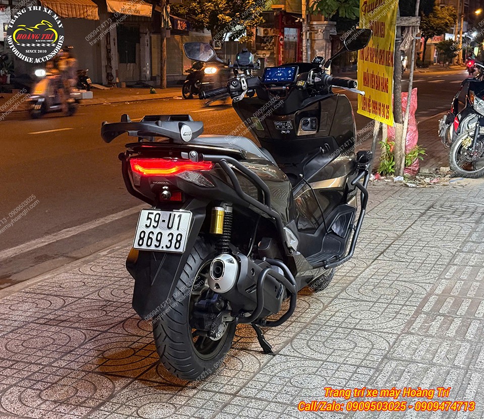 Góc nhìn phía sau PCX 160 cho thấy combo khung bảo vệ tạo nên phong cách hầm hố cho PCX 160