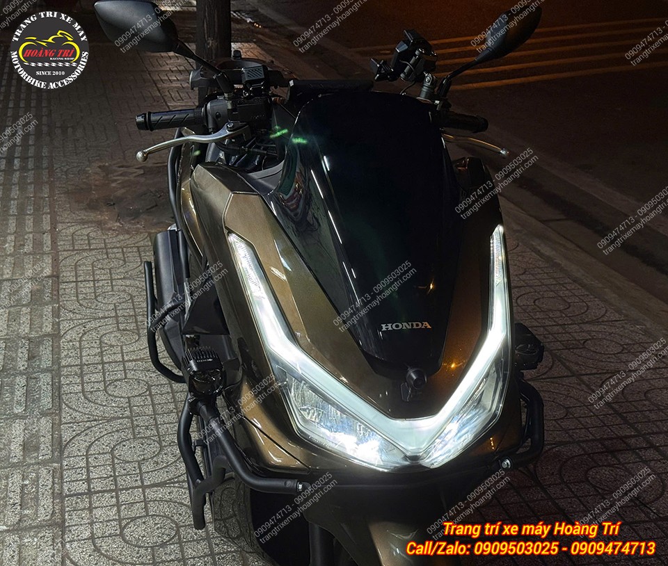 Phần đầu PCX 160 nổi bật với kính chắn gió cao, camera và cặp đèn trợ sáng
