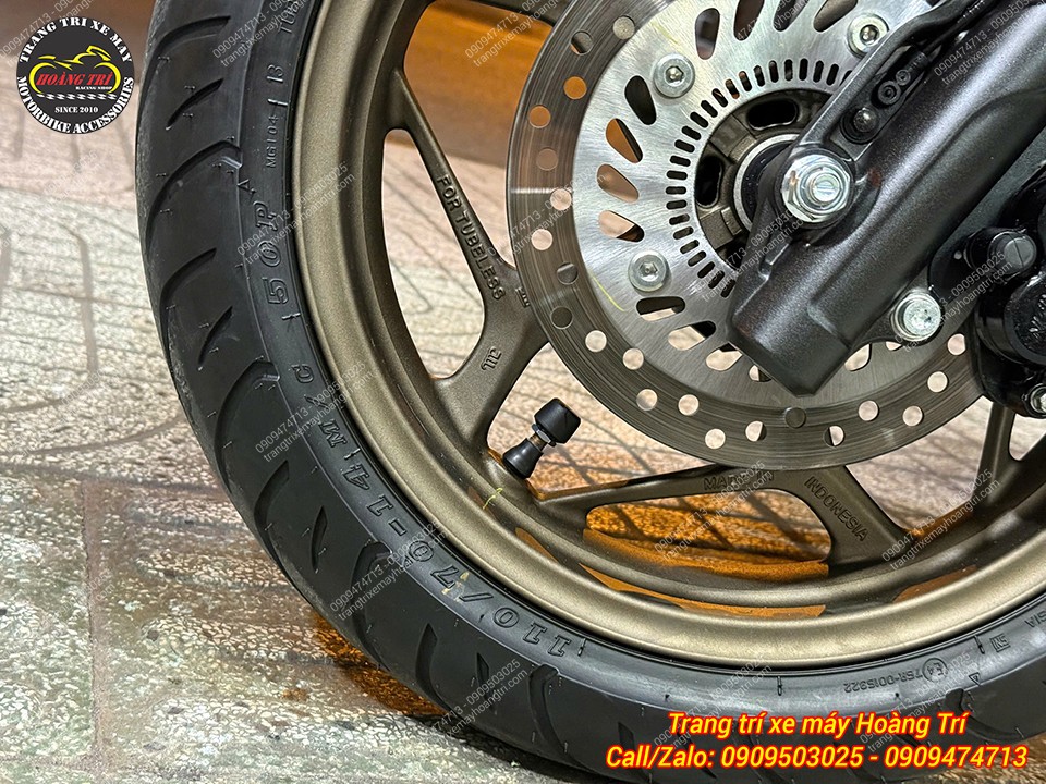 Bánh trước PCX 160 trang bị cảm biến áp suất lốp Chigee nhỏ gọn ngay đầu van