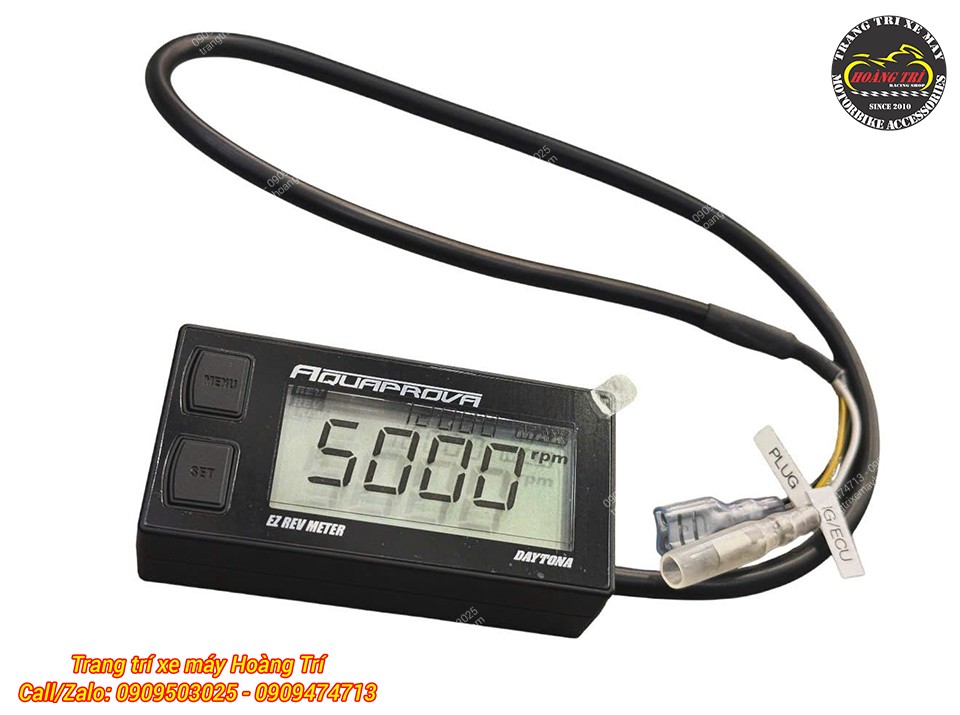Cận cảnh đồng hồ Daytona đo tua máy (RPM) với màn hình điện tử lớn, hiển thị đến 5000 rpm