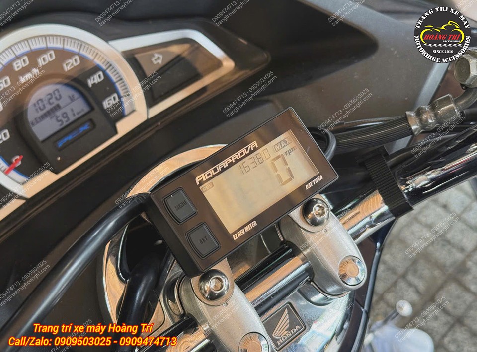 Đồng hồ tua máy Daytona được lắp gọn tại khu vực ghi đông PCX 2014, thuận tiện quan sát