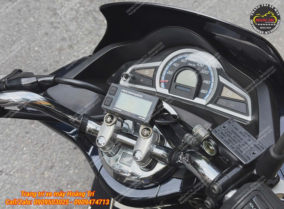 Tổng thể đồng hồ Daytona lắp cạnh cụm đồng hồ zin PCX 2014, bố trí cân đối và gọn gàng