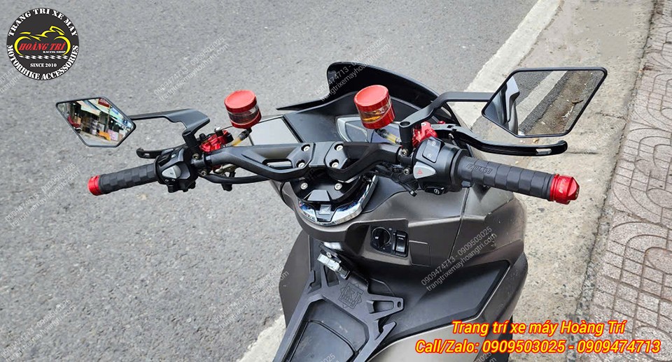Ghi đông nhôm CNC kiểu TMAX 560 lắp trên PCX, tạo diện mạo mạnh mẽ cho dàn đầu