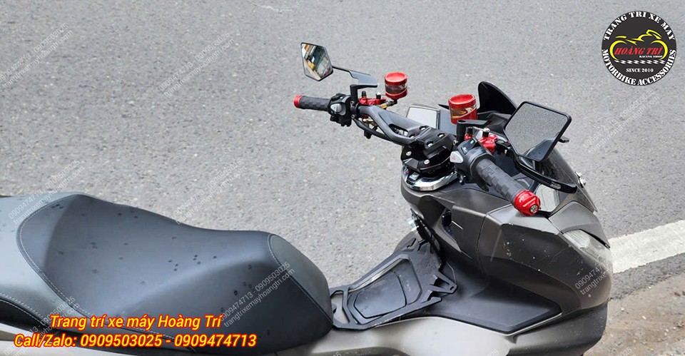 Góc nghiêng PCX cho thấy ghi đông CNC kiểu TMAX 560 kết hợp hài hòa cùng các phụ kiện
