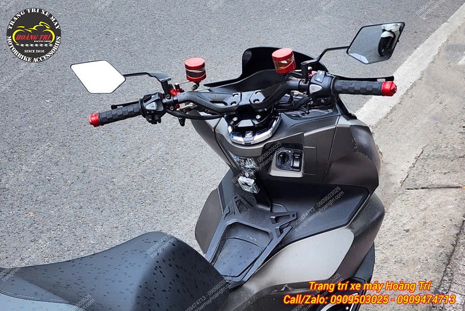 Ghi đông nhôm CNC kiểu TMAX 560 giúp khu vực điều khiển PCX thêm cứng cáp, thể thao