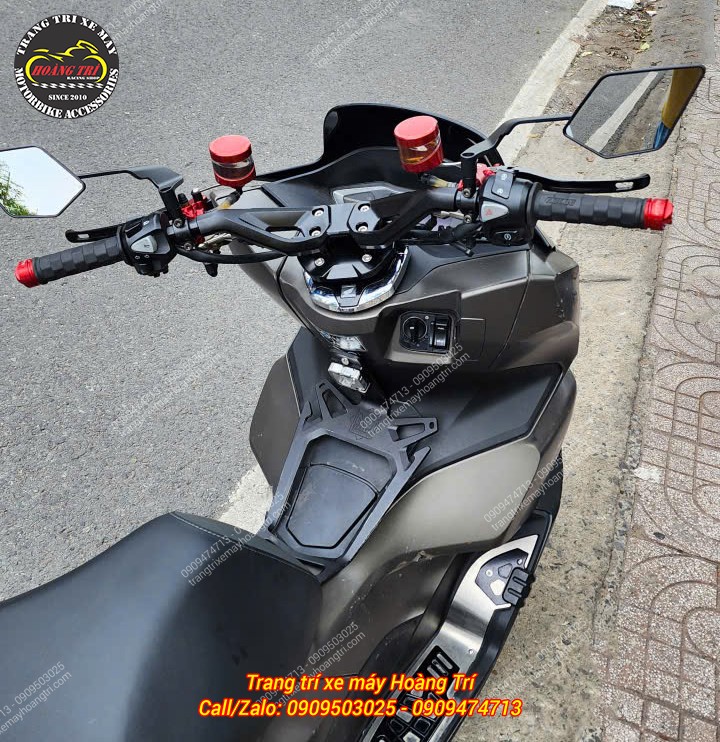 Toàn cảnh phần đầu PCX sau khi trang bị ghi đông CNC kiểu TMAX 560 đầy cá tính