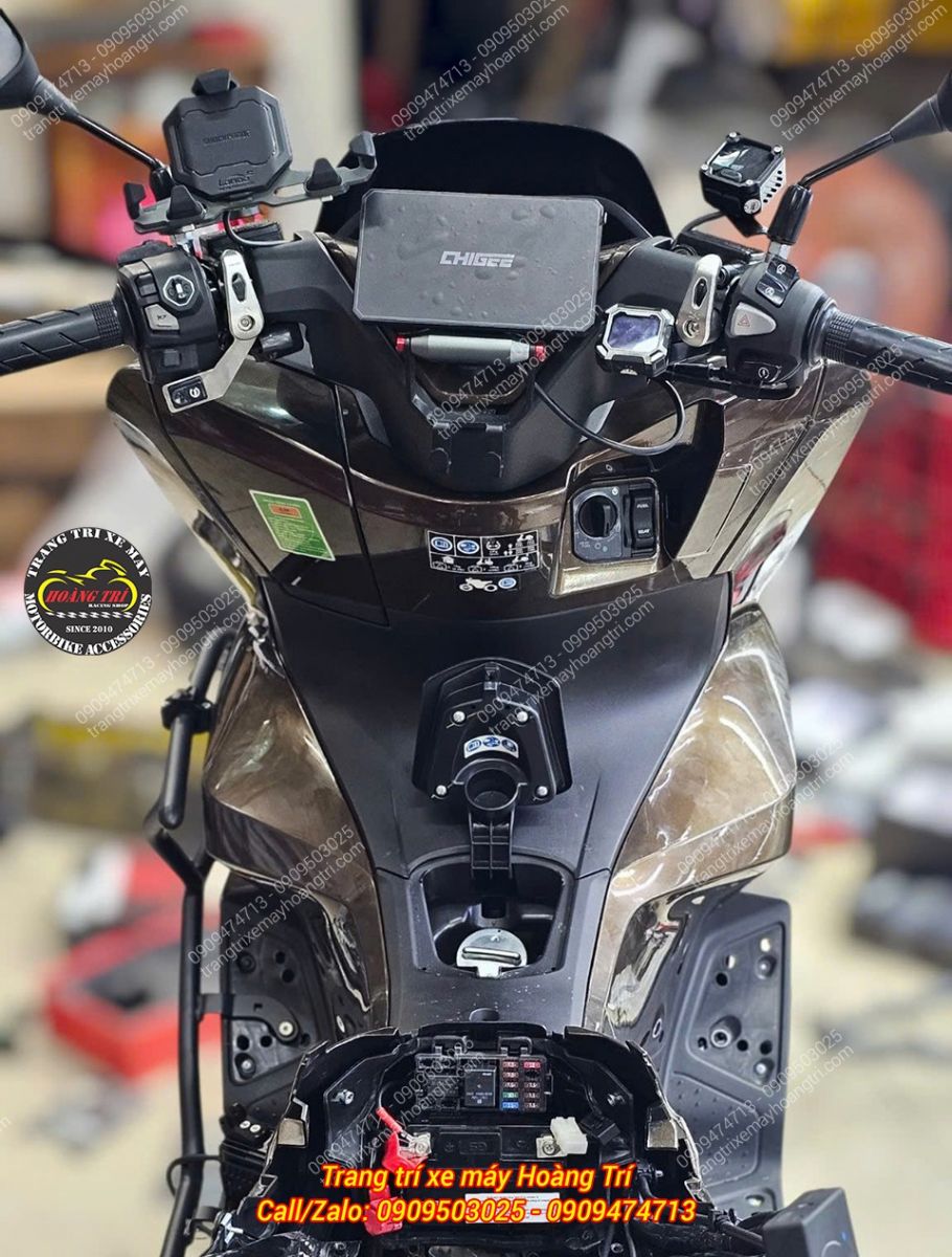Giá đỡ điện thoại Loboo P06 bố trí bên trái ghi đông PCX 160, thuận tiện sử dụng