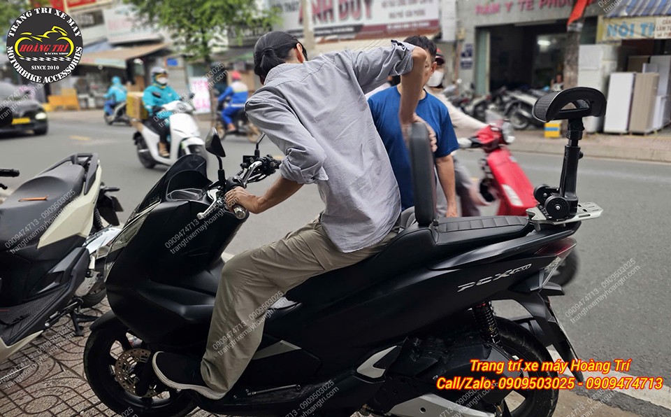 Anh khách trải nghiệm tư thế ngồi thực tế trên yên hai tầng PCX 2018 sau khi lắp