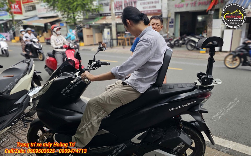 Yên hai tầng PCX 2018 hỗ trợ phần lưng người lái khi ngồi thực tế trên xe