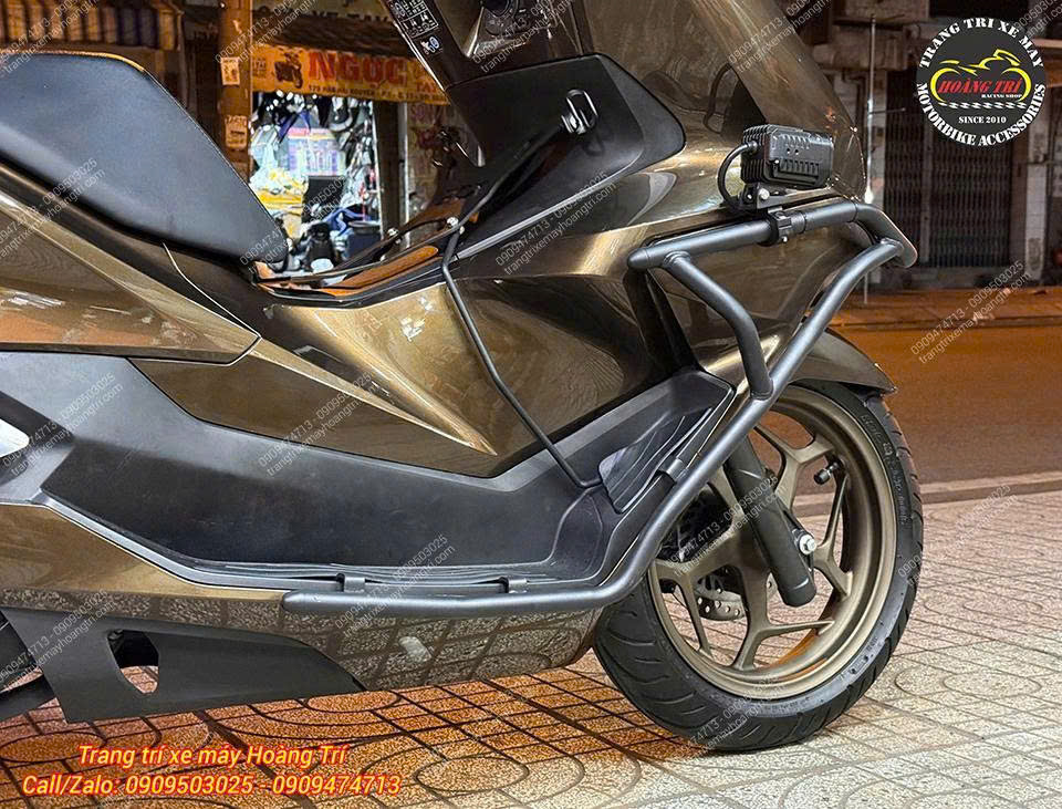 Trên khung bảo vệ trước HTR PCX 160 anh em còn có thể tận dụng lắp đèn trợ sáng