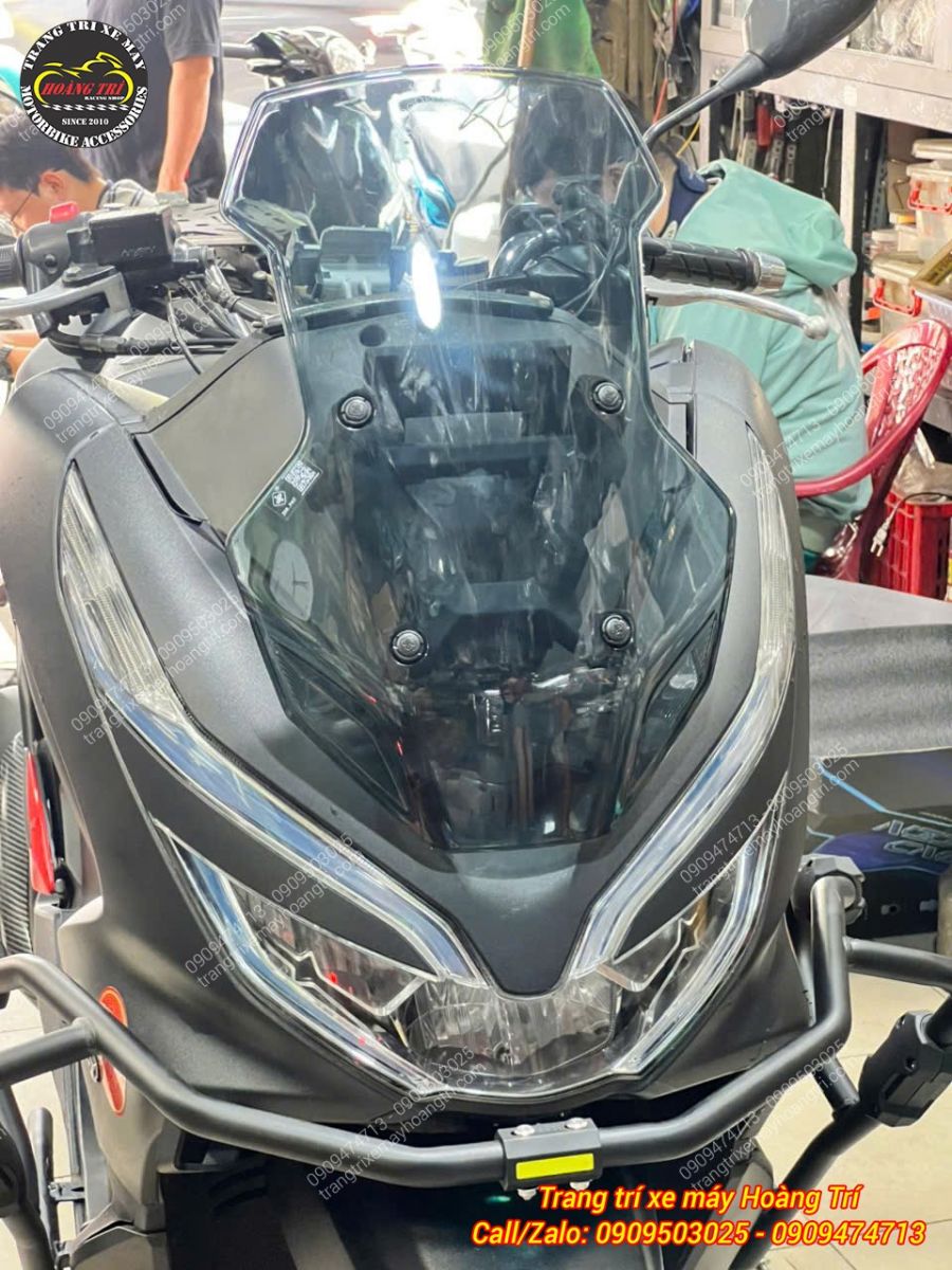 Kính chắn gió ADV Zhi.Pat màu khói với thiết kế nhỏ gọn hơn kính zin của PCX
