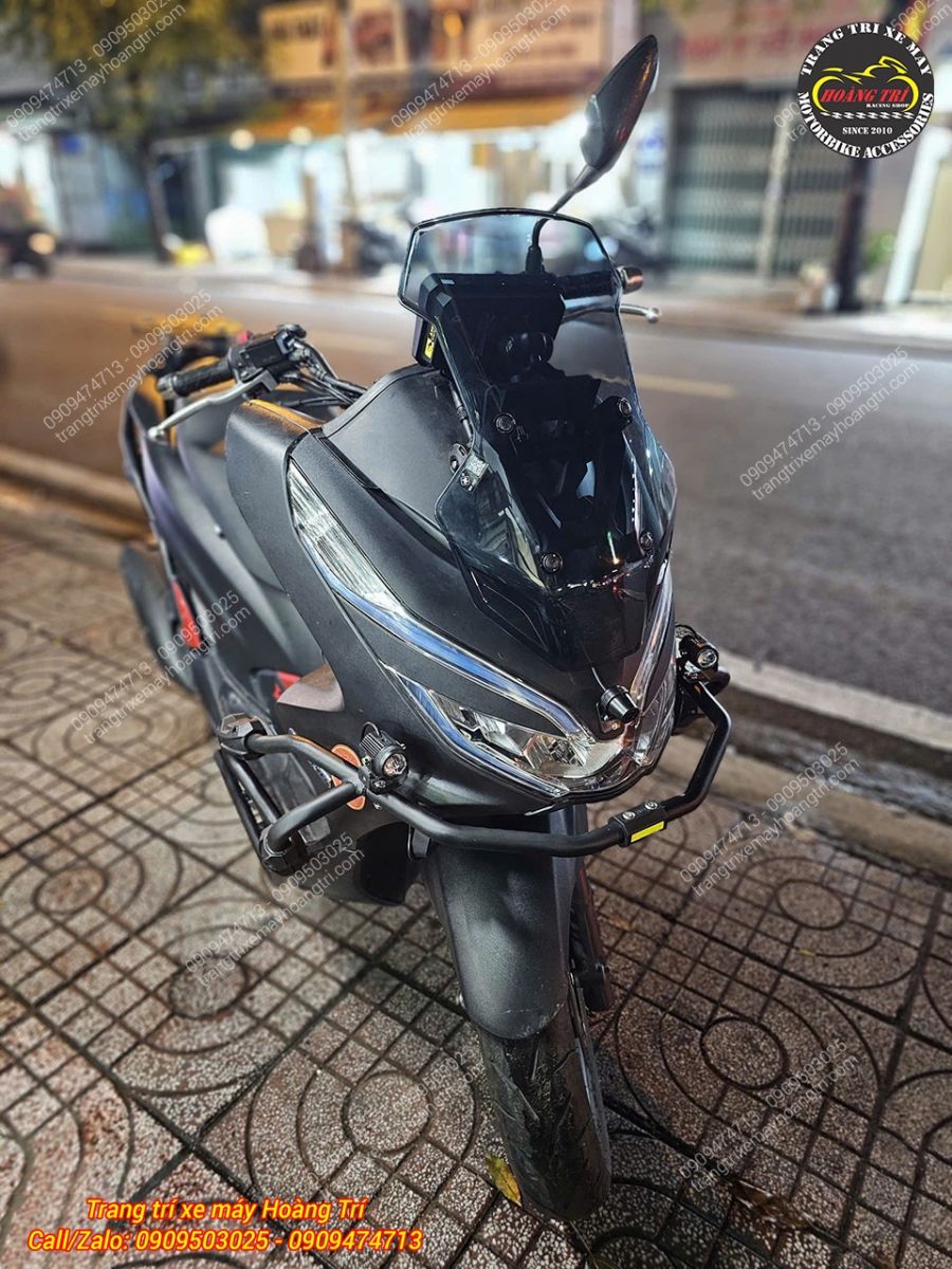 PCX hoàn thiện kính chắn gió ADV Zhi.Pat màu khói, tạo nên sự khác biệt dàn đầu xe PCX