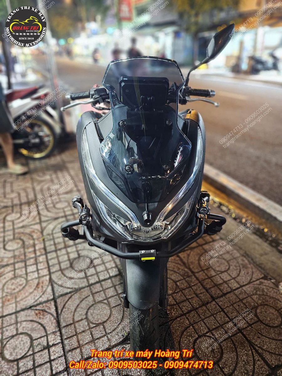 Toàn cảnh phía trước PCX sau nâng cấp kính ADV Zhi.Pat, mang đến ngoại hình mạnh mẽ hơn