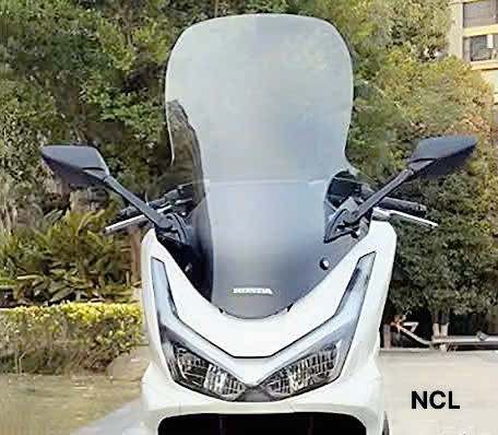 Kính chắn gió cao PCX 160 (2025-2026) che phủ phần đầu xe, thiết kế lớn tạo diện mạo ấn tượng