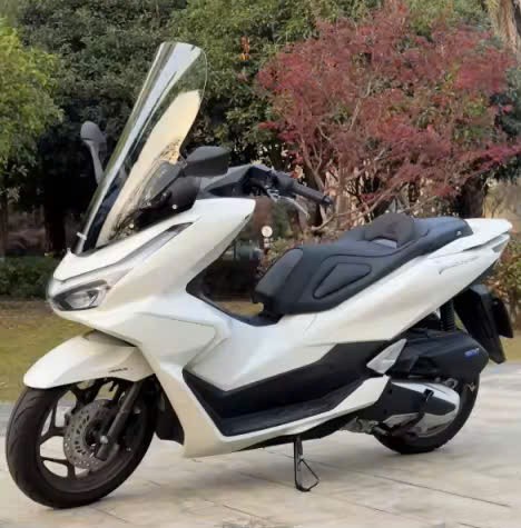 Góc nghiêng PCX 160 trang bị kính chắn gió cao kết hợp kiếng hậu tạo kiểu dáng cân đối và liền lạc