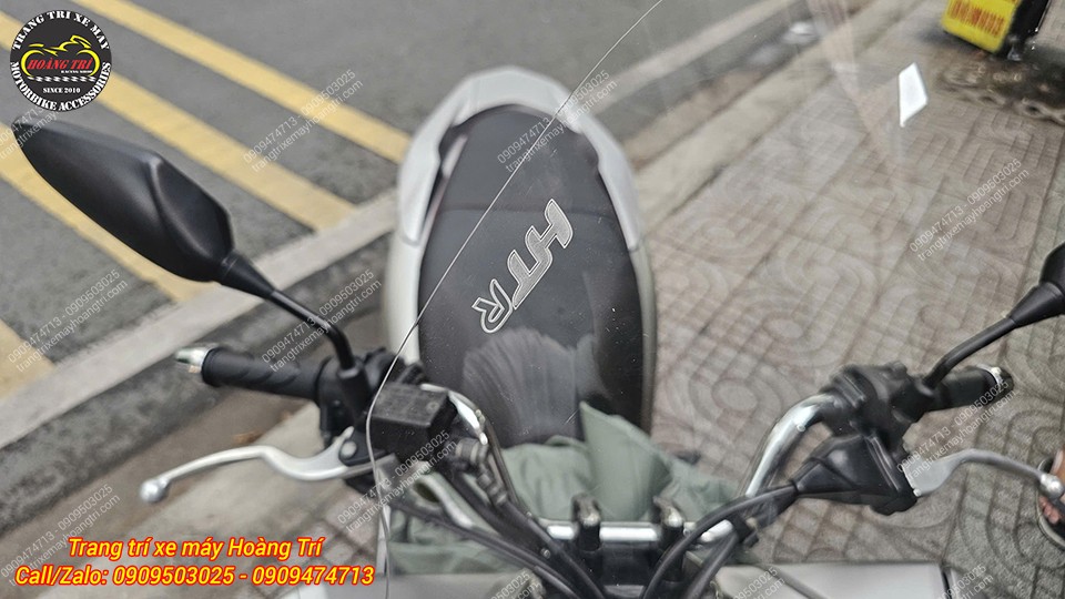 Kính chắn gió HTR trong suốt với thiết kế cao, giúp PCX 2018 thêm phong cách thể thao