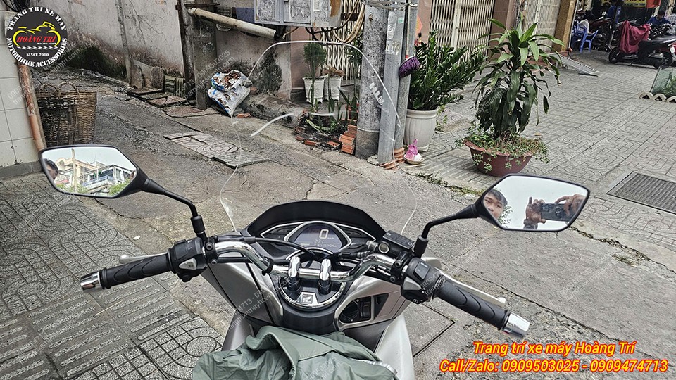 Góc nhìn người lái cho thấy kính chắn gió HTR cao rộng, bố trí cân đối trên PCX