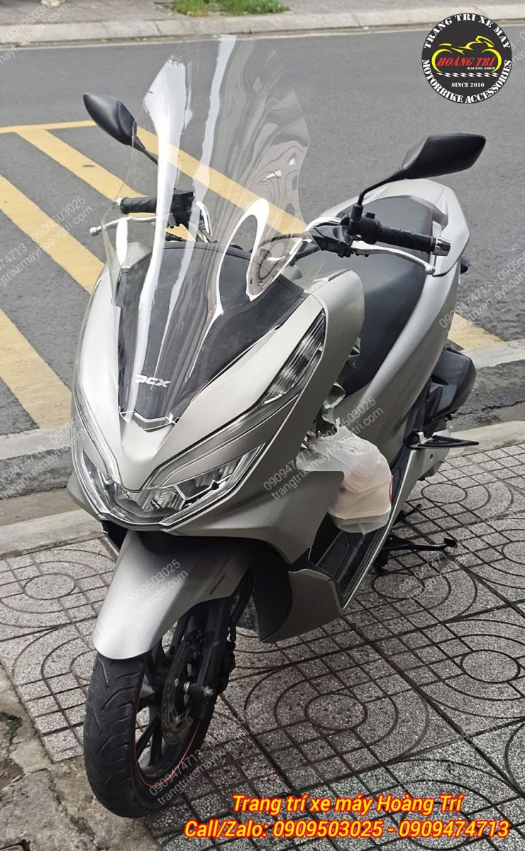 PCX 2018 màu bạc nổi bật hơn sau khi trang bị kính chắn gió HTR kích thước lớn
