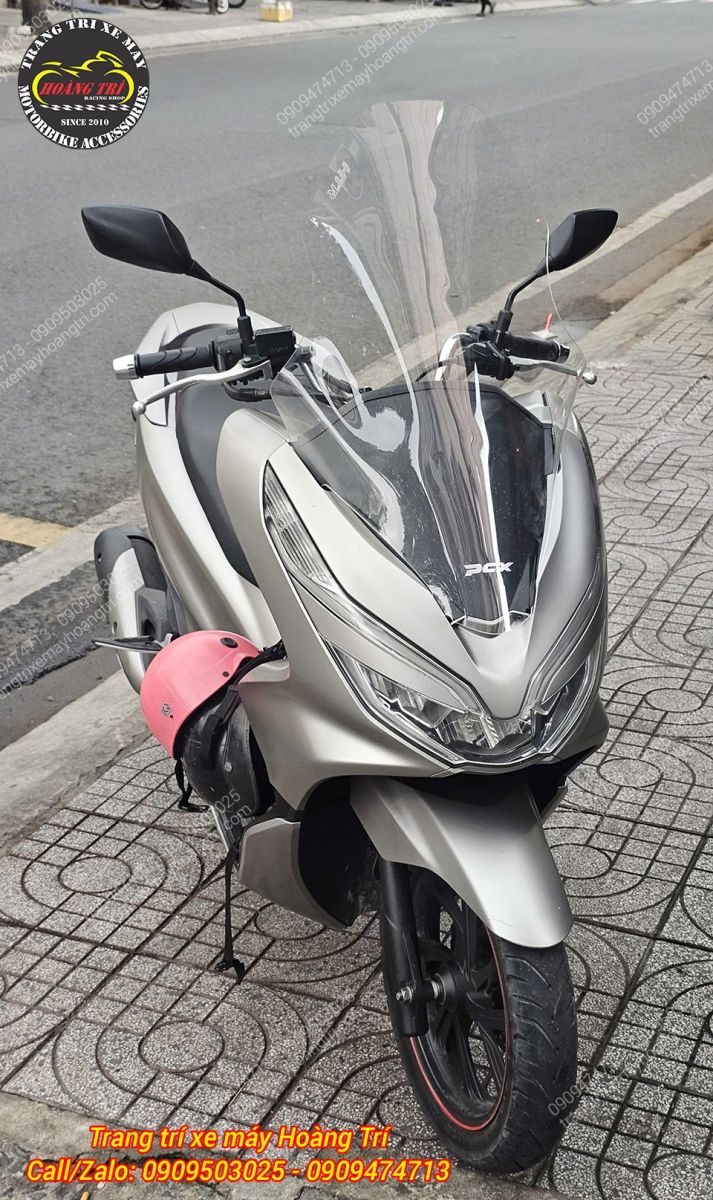 Góc nghiêng cho thấy kính HTR vươn cao phía trước, tăng nét thể thao cho PCX 2018