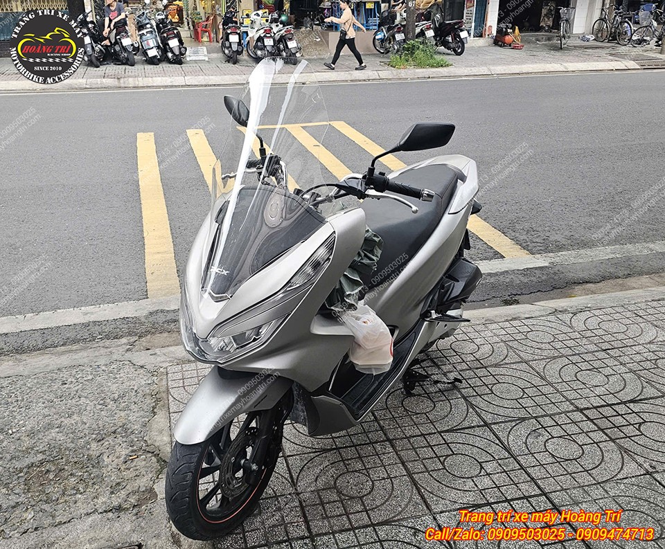 Toàn cảnh PCX 2018 màu bạc sau khi lắp kính chắn gió HTR cao và trong suốt
