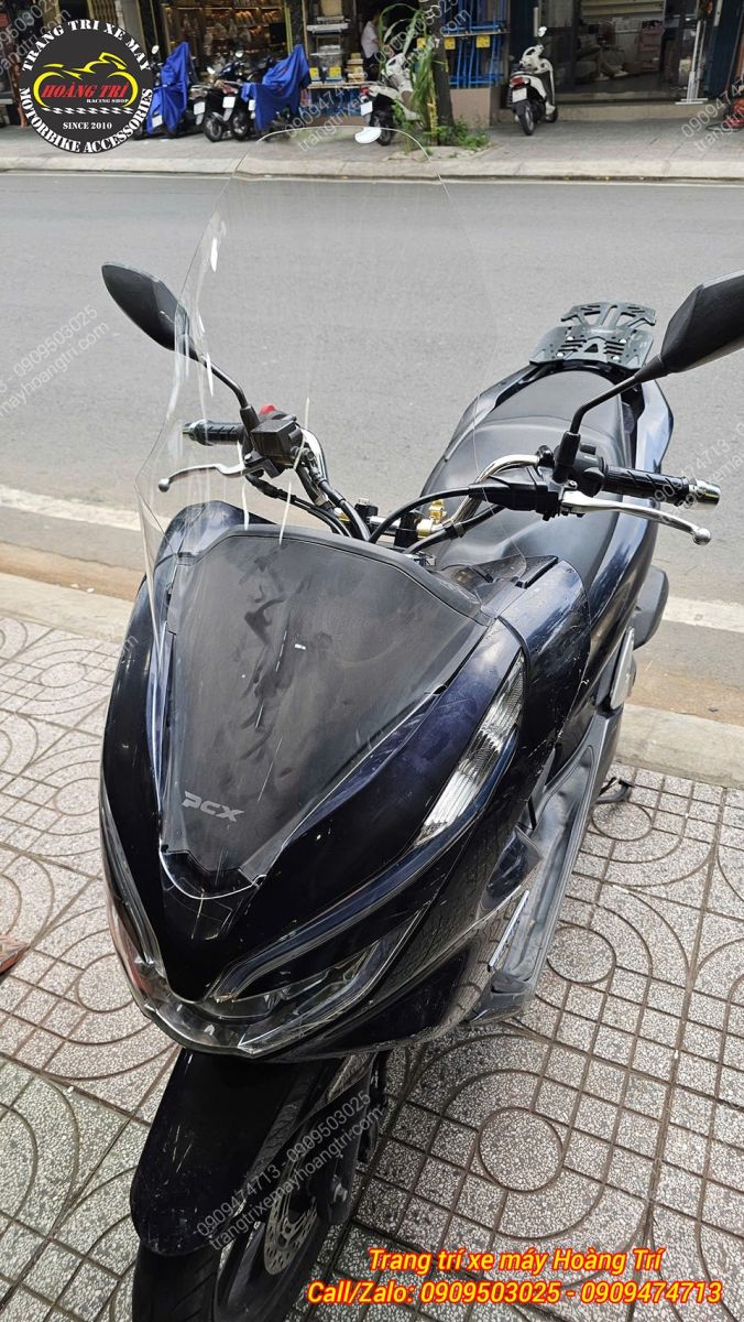 PCX màu đen cũng có thể trang bị kính HTR, trông cũng rất phù hợp với màu sắc của xe