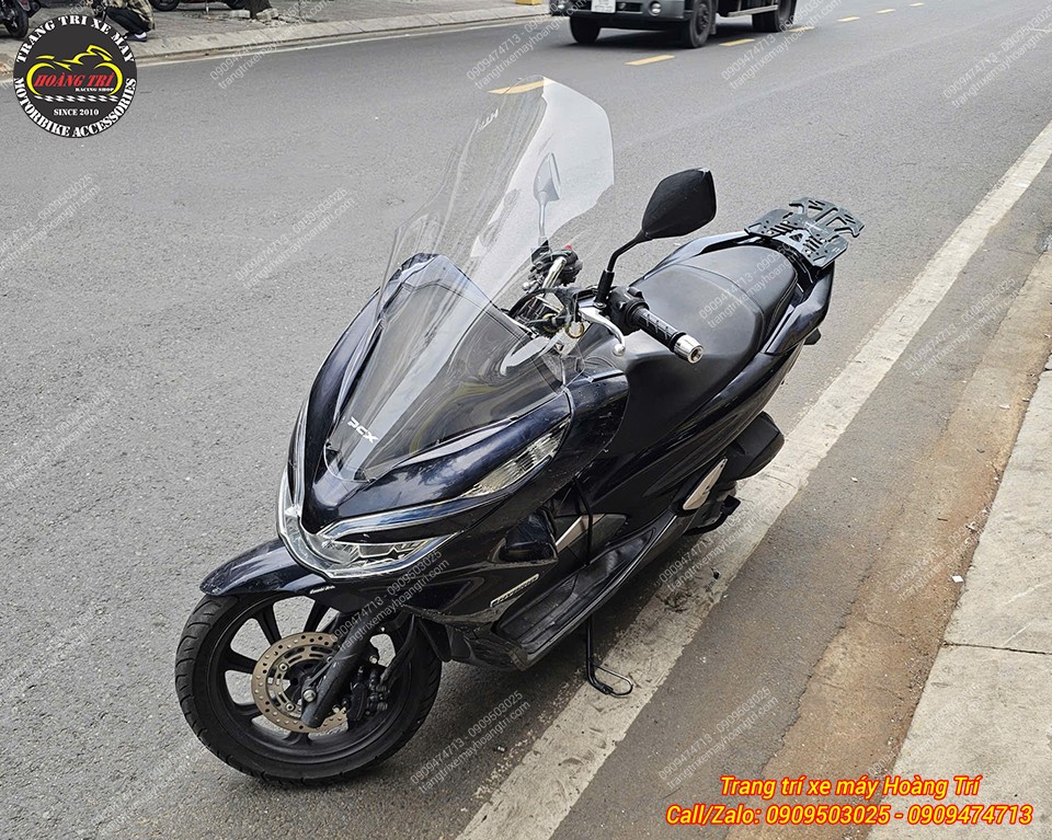 Kính chắn gió HTR kết hợp baga sau giúp chiếc PCX đen mang phong cách thể thao rõ nét
