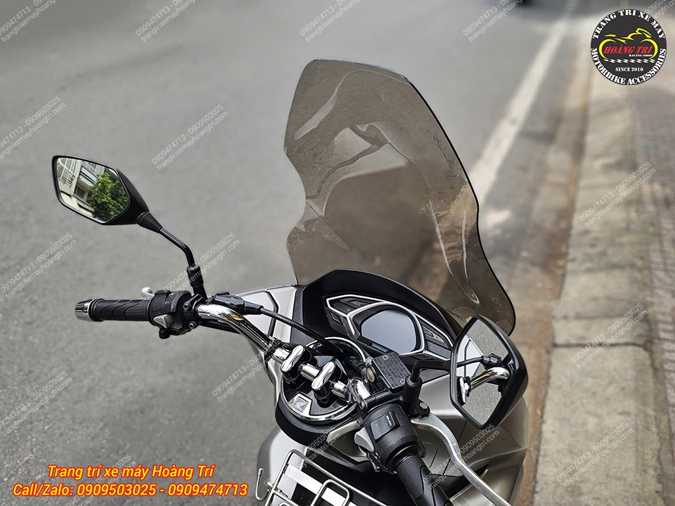 Một phiên bản kính chắn gió HTR màu khói hài hòa với màu sắc và phong cách của PCX