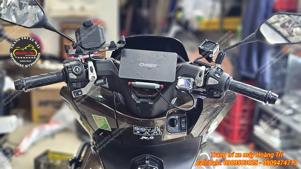 Màn hình AIO-6 được lắp đặt trên thanh ngang GPS tích hợp móc treo đồ