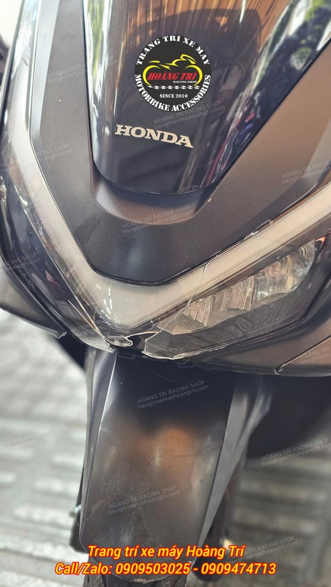 Mica đèn pha PCX 160 bị nứt vỡ phía dưới, ảnh hưởng rõ rệt đến thẩm mỹ xe