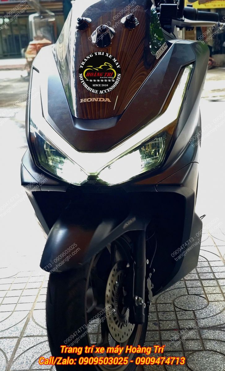 Bật sáng hệ thống đèn PCX 160 để kiểm tra sau khi hoàn tất thay mica mới