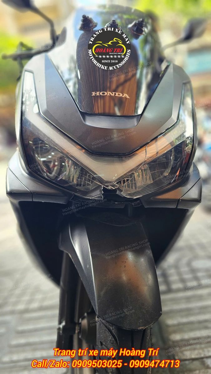 Toàn cảnh dàn đầu PCX 160 với phần mica đèn pha hư hỏng cần được thay thế