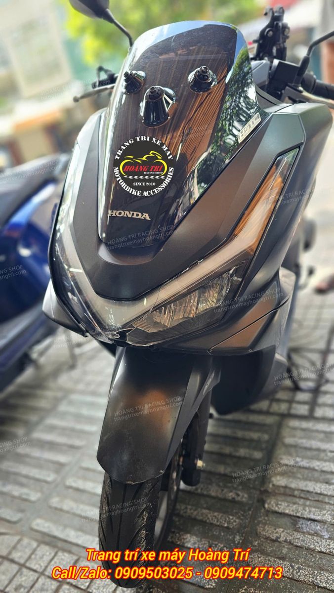 Góc nghiêng PCX 160 cho thấy vị trí mica đèn pha bị nứt ngay chính giữa