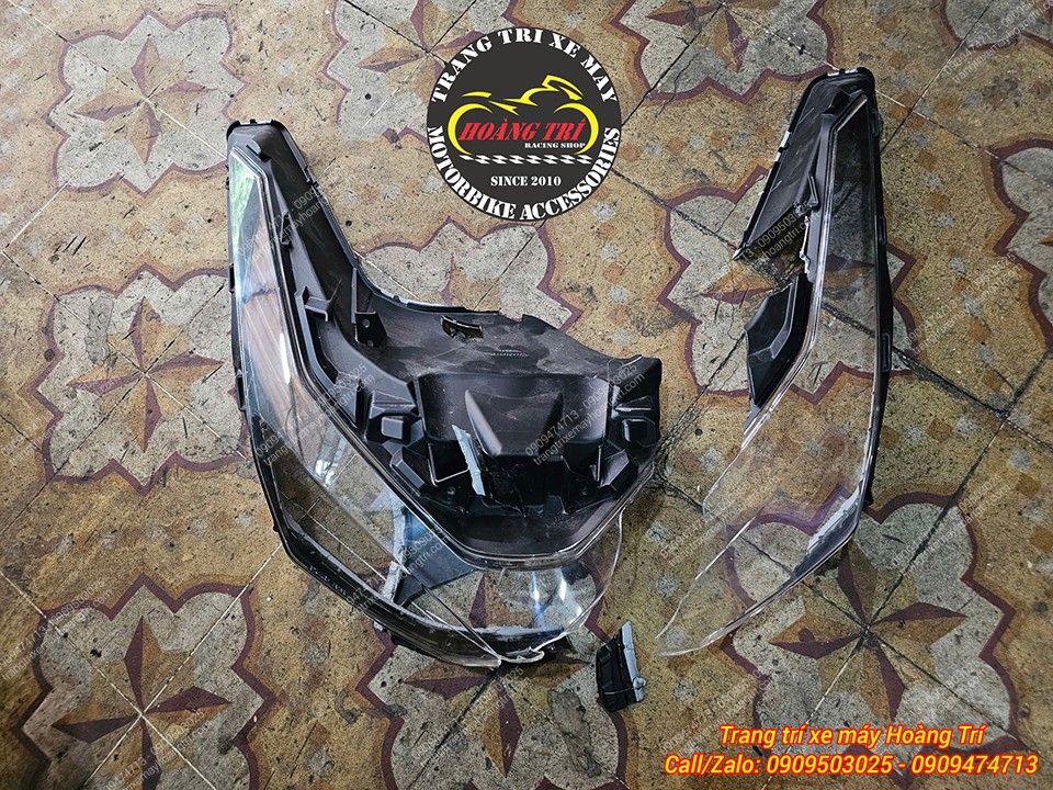 Mica đèn pha cũ đã được tách ra khỏi cụm đèn pha PCX 160 để tiến hành thay mới