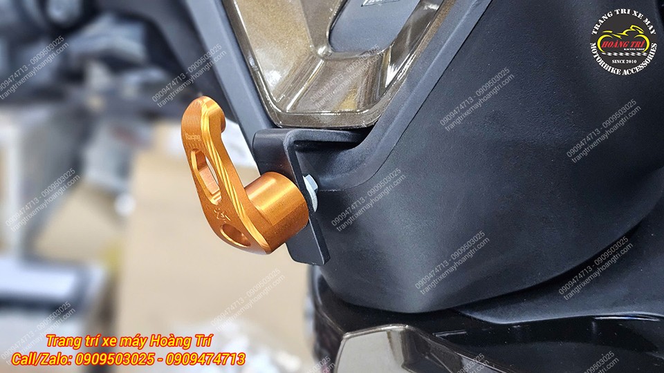 Móc treo HTR nhôm CNC màu vàng nổi bật, lắp gọn gàng trên khu vực tay lái PCX 160