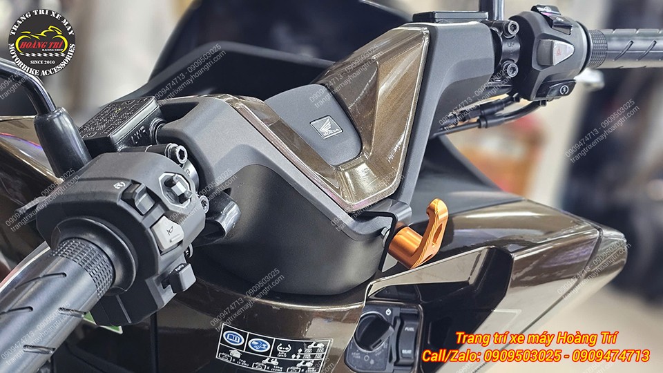 Móc treo nhôm CNC HTR tạo điểm nhấn màu sắc nổi bật cho khu vực ghi đông PCX 160