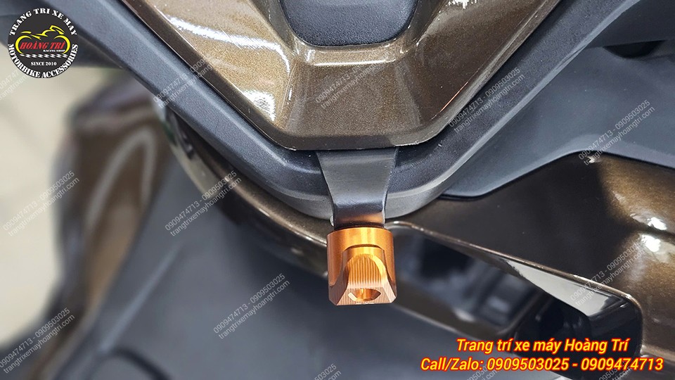 Cận cảnh vị trí lắp móc treo HTR trên PCX 160, thiết kế chắc chắn và gọn đẹp