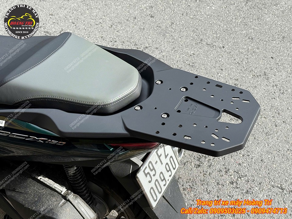 Cận cảnh ốp cản sau nhôm PCX 160 được lắp chắc chắn, bề mặt đen hài hòa