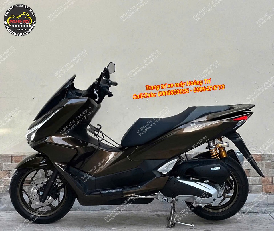 Góc trái toàn xe PCX 160 cho thấy tổng thể thanh lịch, kết hợp nhiều phụ kiện màu đen