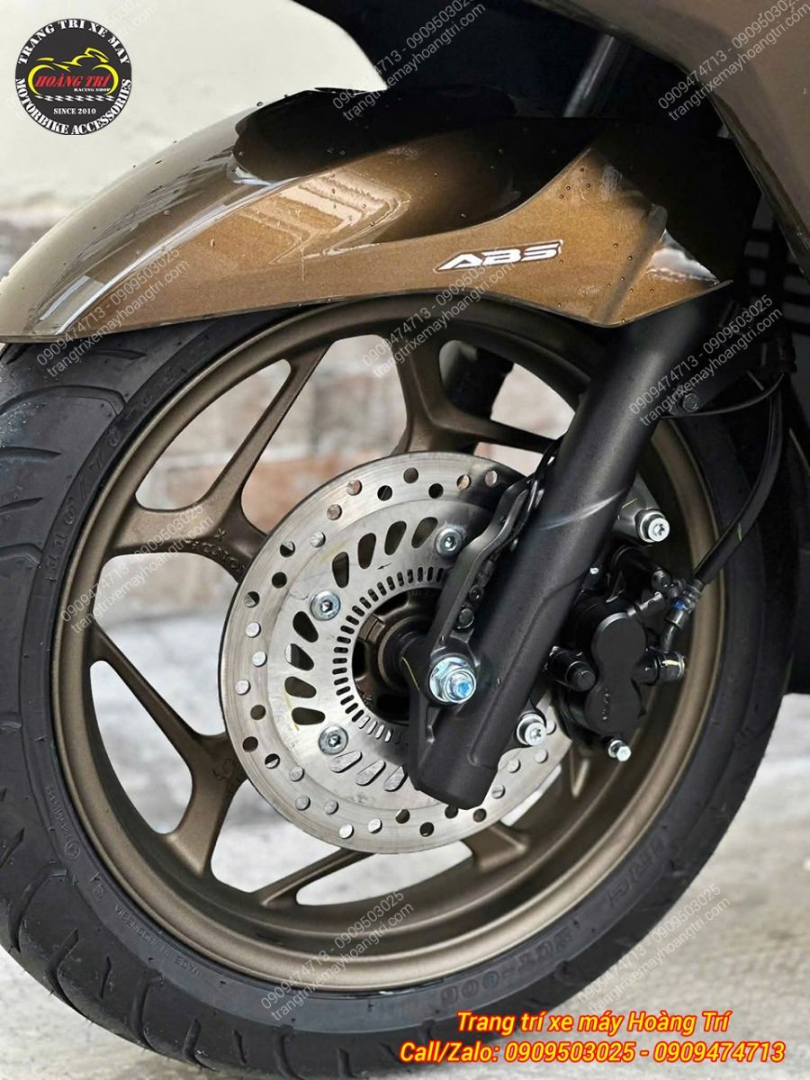 Cận cảnh bánh trước PCX 160 với hệ thống phanh ABS nguyên bản, thiết kế gọn gàng và chắc chắn