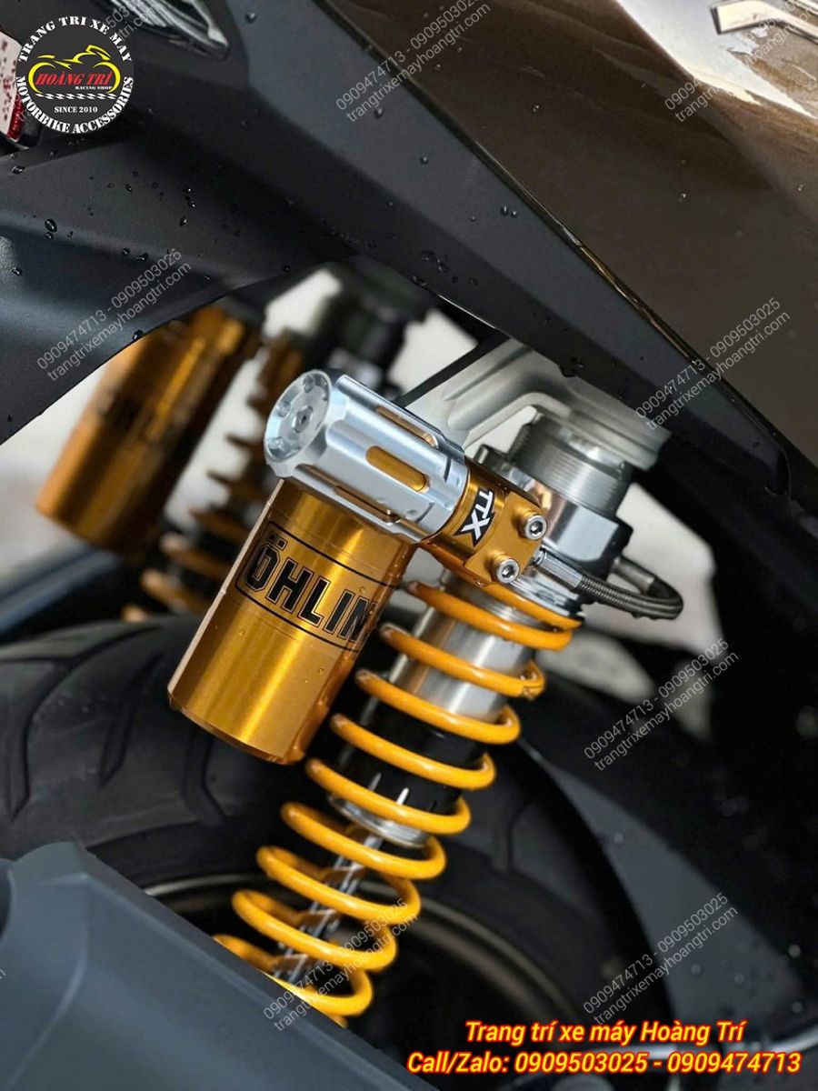 Phuộc sau Ohlins bình dầu màu vàng nổi bật, cùng HPA tăng chỉnh phuộc nhanh chóng và dễ dàng