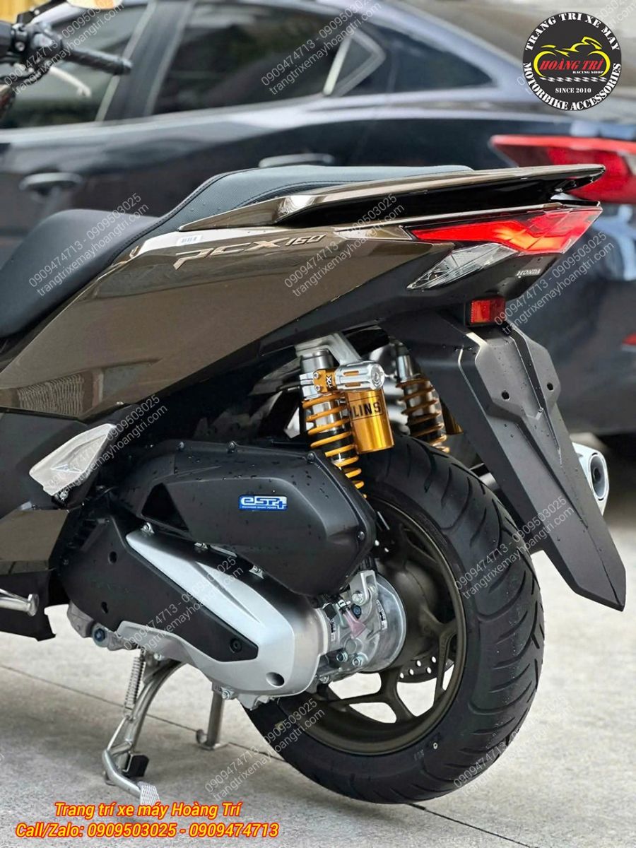 Góc nghiêng phía sau cho thấy cặp phuộc Ohlins vàng nổi bật trên chiếc PCX 160 màu nâu