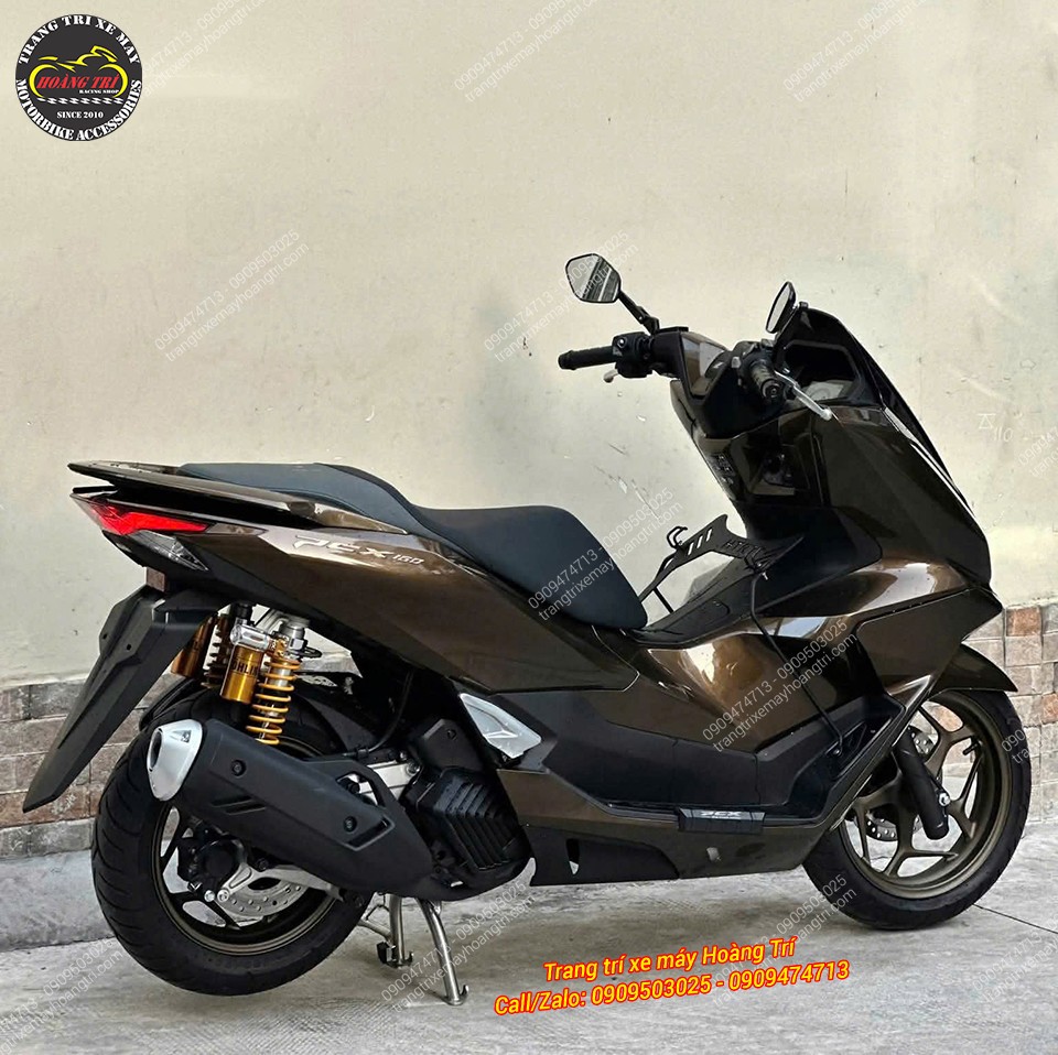 Góc phải PCX 160 khoe dáng xe cân đối, phuộc Ohlins vàng tạo điểm nhấn phía sau