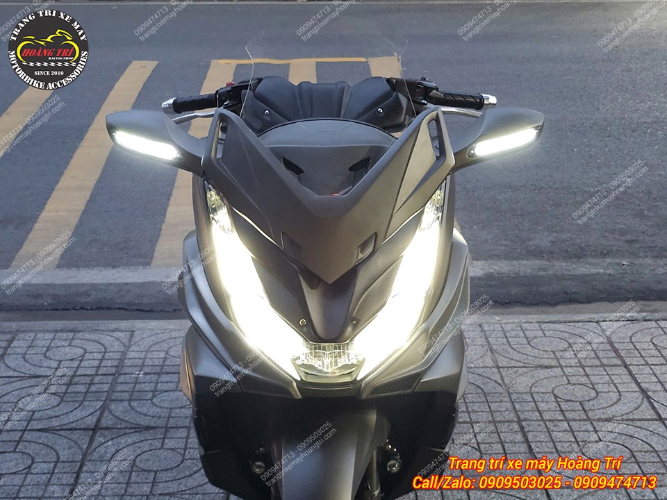 Chính diện PCX 160 nổi bật với body kit mới và hệ thống đèn kính hậu sáng rõ bắt mắt