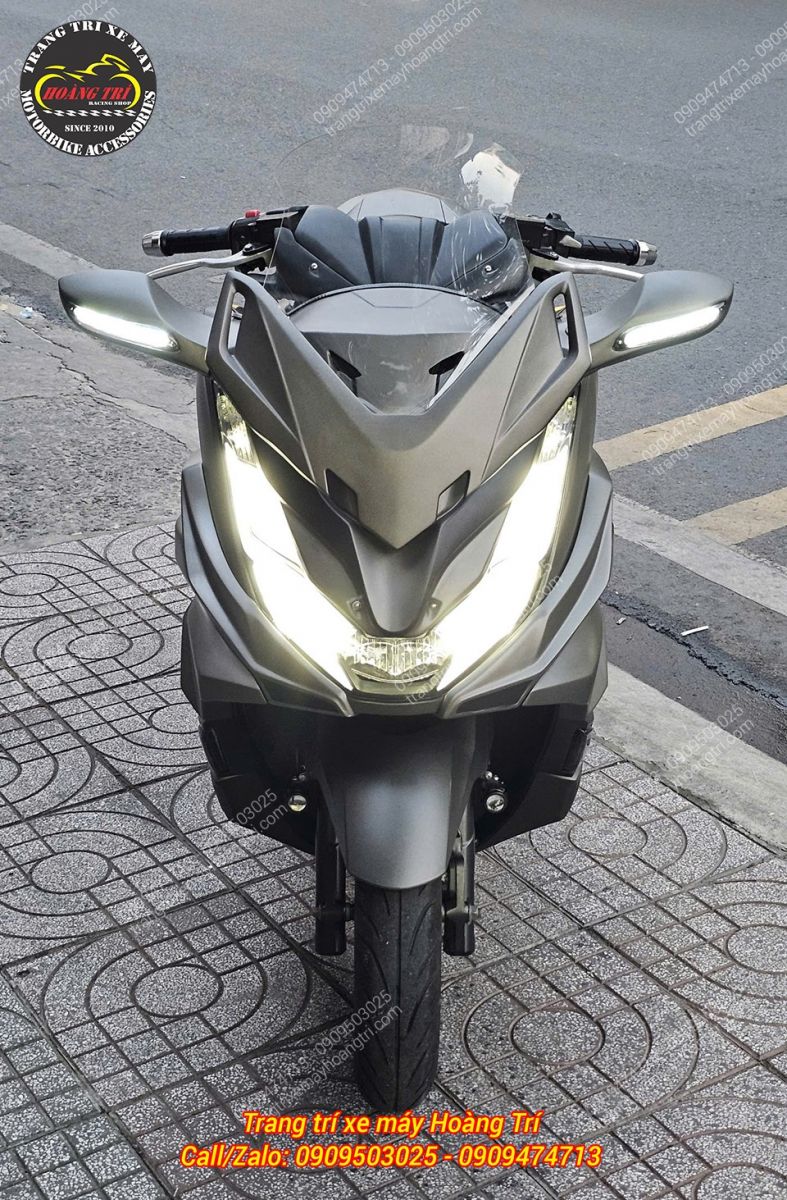 Dàn đầu PCX 160 trở nên hầm hố hơn khi body kit được phối đồng bộ màu sắc dàn áo