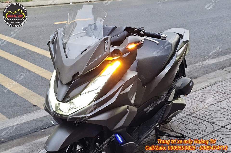 Xi nhan trên kính hậu đồng thời phát sáng cùng đèn xe, tăng điểm nhấn cho PCX 160