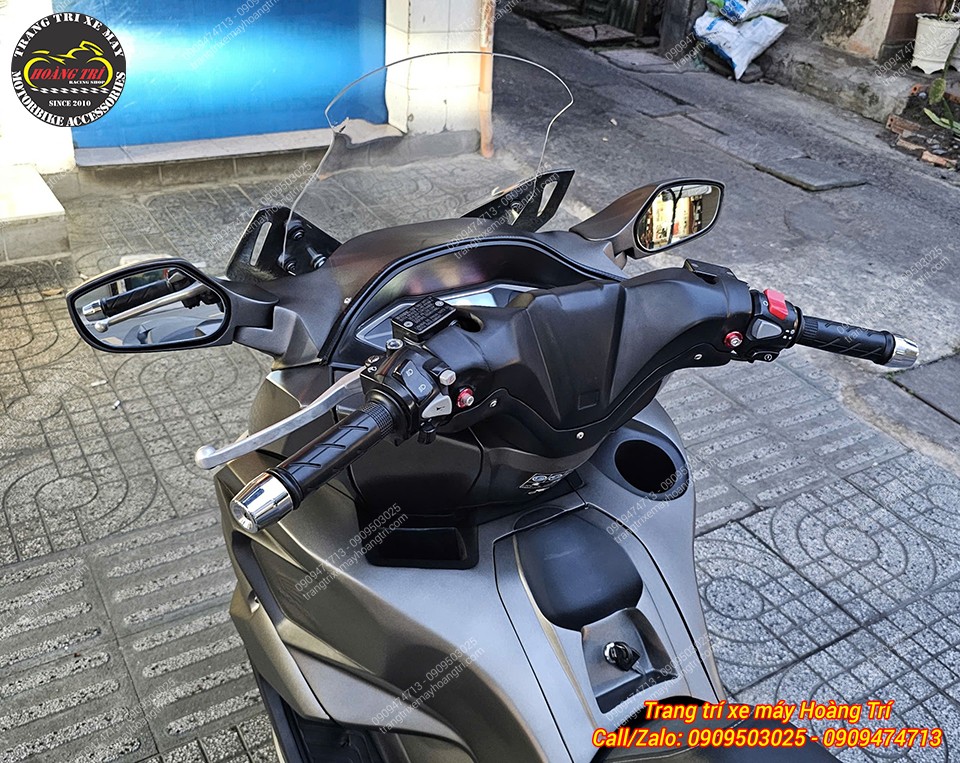 Cận cảnh khu vực tay lái PCX 160 sau khi thay đổi vị trí kính hậu sang kính chắn gió