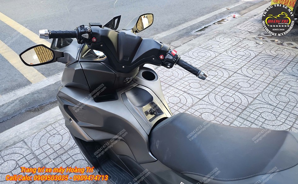 Tổng thể tay lái PCX 160 gọn gàng hơn khi kính hậu nguyên bản đã được loại bỏ