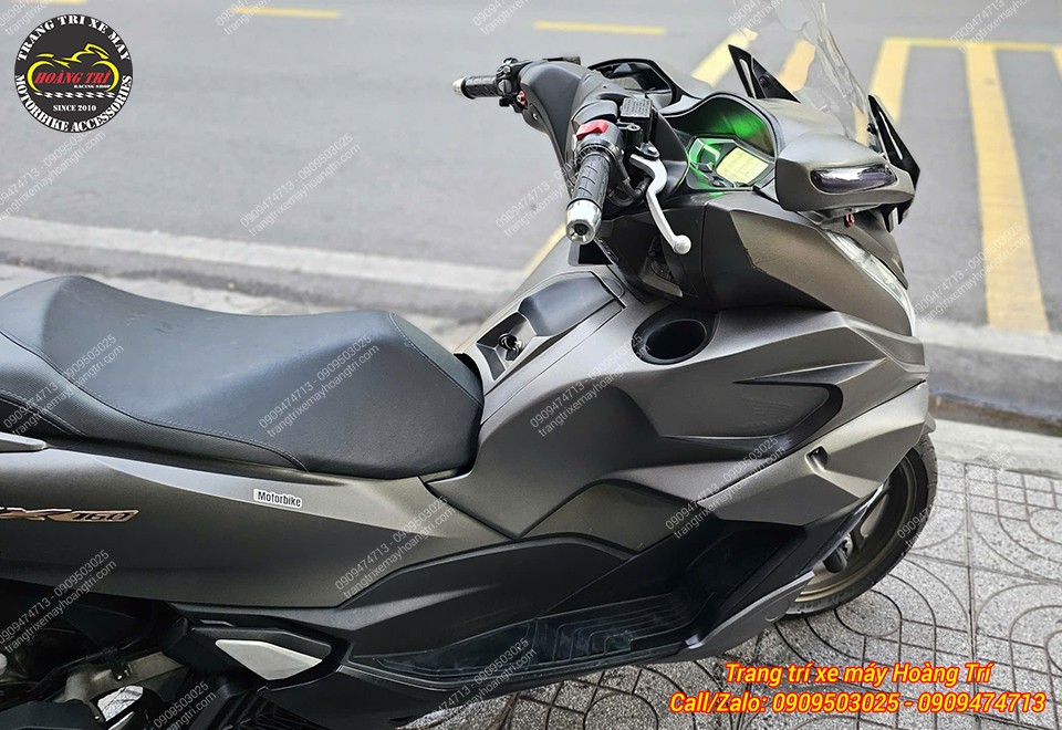 Góc bên hông thể hiện body kit mới ôm sát dàn áo, giữ tổng thể PCX 160 hài hòa